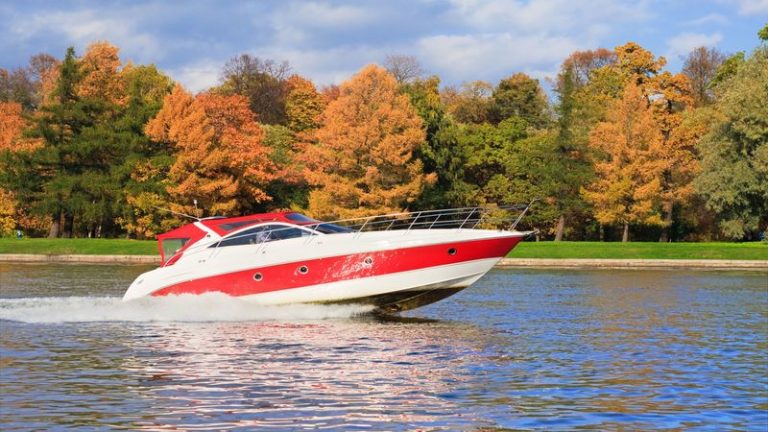 Tips for Choosing a Wake Boat in Woodland Hills, CA